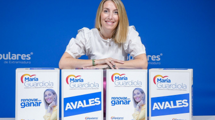María Guardiola, junto a los avales presentados