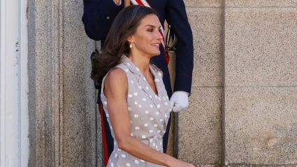 La reina Letizia sale al encuentro de la primera dama estadounidense, Jill Biden (no en la imagen) a su llegada a los actos culturales de los acompañantes de los mandatarios que asisten a la cumbre de la OTAN en la Granja de San Idelfonso, Segovia, este miércoles. 