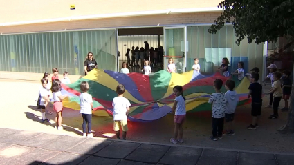 Niños celebrando el final de curso escolar