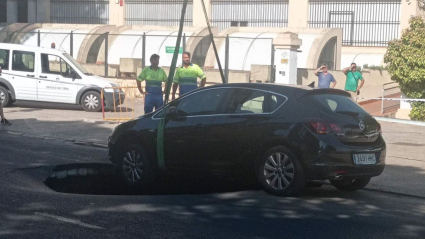 Coche remolcado tras estar a punto de caer en un socavón