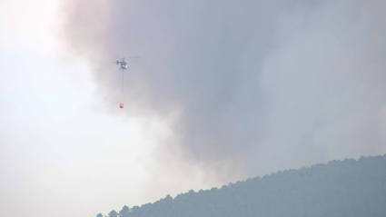 Helicóptero luchando contra las llamas