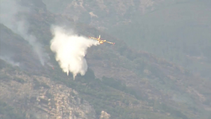 Un hidroavión descarga agua en el incendio de Las Hurdes.