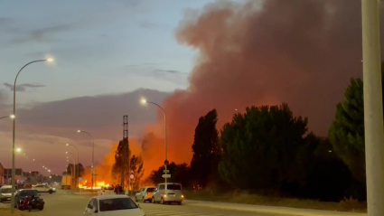 Columna de fuego provocada por el incendio