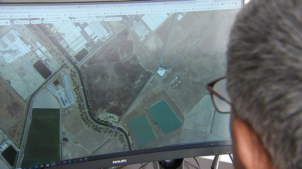 El alcalde de Miajadas, Alfonso Díaz, muestra a Extremadura Noticias los terrenos donde se situará la planta procesadora de almendras propiedad del grupo ISFA
