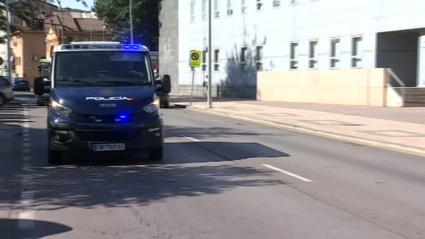 Furgón policial con los dos detenidos entrando en los juzgados de Cáceres