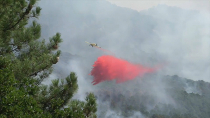 Helicóptero sofocando el fuego en el incendio forestal de Santa Cruz del Valle