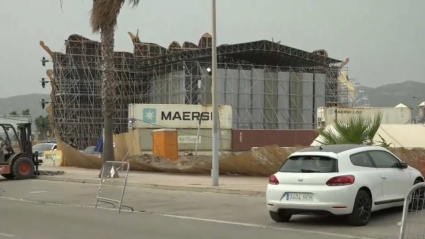 Imagen del escenario del festival tras las rachas de viento que desprendieron parte de la estructura