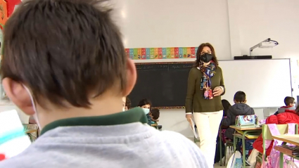 Maestra dando clases en un colegio emeritense