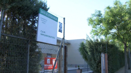 Fachada del cento de acogida de menroes San Juan Bautista de Badajoz