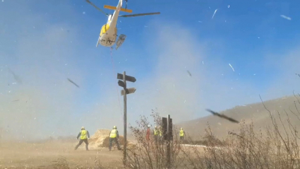 Helicóptero Aguila 7 cargando pacas para exparcirlas por el monte