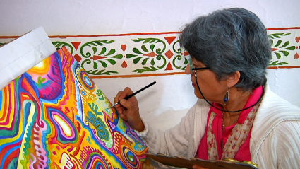 Mujer pintando en un lienzo