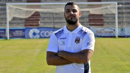 Carlos Cinta posa con la camiseta del Mérida