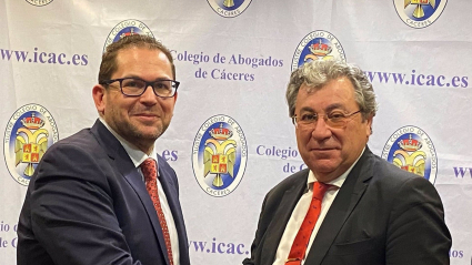 Decano abogados Cáceres, Carlos Alberto Montero, junto a Juan José Flores (derecha)