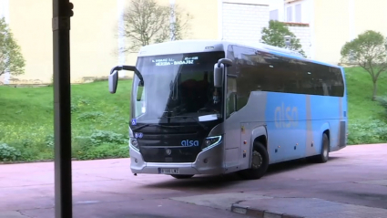 Un bus saliendo de una dársena de la estación de Mérida