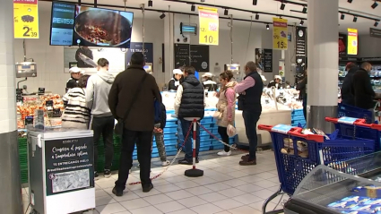 Las pescaderías se han llenado hoy de clientes