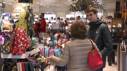 Clientes en un centro comercial en fechas navideñas. 