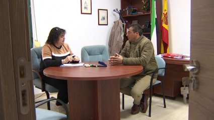 La alcaldesa de Gévora atendiendo a uno de los afectados por las inundaciones 
