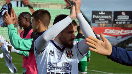 Artiles, jugador del Mérida, saludando en el estadio Romano.