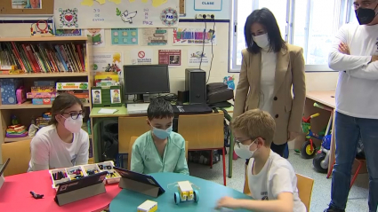 Visita de la consejera de educación al aula hospitalaria del Materno Infantil 