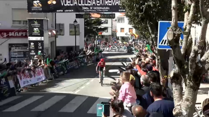 Llegada a meta de la tercera etapa de la Vuelta Ciclista a Extremadura Femenina