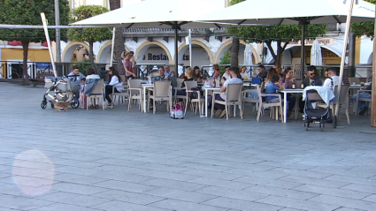 Ambiente en una terraza de un bar de la Plaza de España 