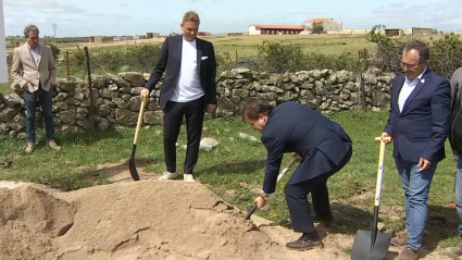 Guillermo Fernández Vara en un acto de primera piedra.