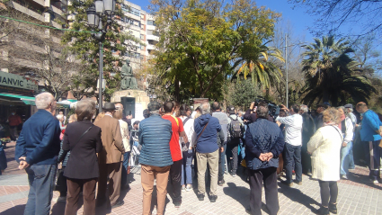 Celebración ante la estatua de Gabriel y Galán