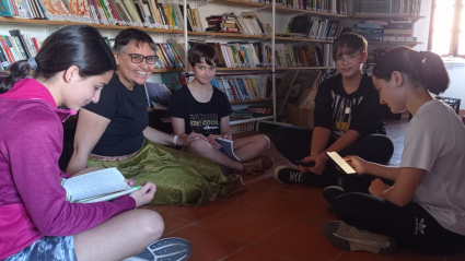 Grupo de adolescentes junto a Carmen Ibarlucéa reunidos en la "casa de la palabra", de la Asociación de vecinos de la ciudad monumental de Cáceres