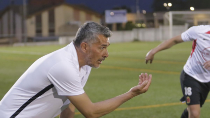 Juan Marrero, nuevo técnico del Don Benito, dando instrucciones desde la banda con su último club, la UD Montijo.