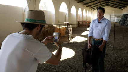 Dos ganaderos grabando un vídeo para redes sociales