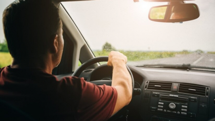 Hombre conduciendo su automóvil