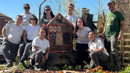 Alumnado de jardinería al lado de uno de los "hoteles" para polinizadores en Carcaboso