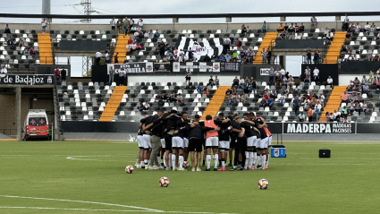 La plantilla del CD Badajoz hace piña antes del partido ante el Guadalajara