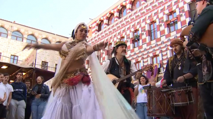 Ambiente con bailarines esta mañana en Almossassa 