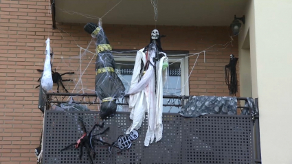 Balcón decorado para Halloween en Badajoz