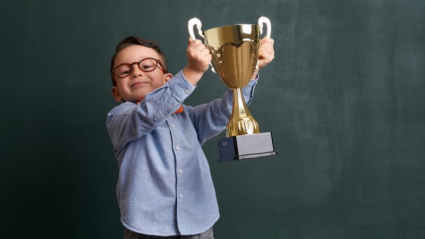 niño con una copa dorada