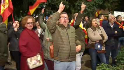 Protesta frente a la sede del PSOE en Cáceres