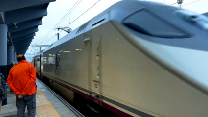 El Alvia entra en la estación de Mérida, en el primer servicio comercial con tracción eléctrica en la historia de Extremadura