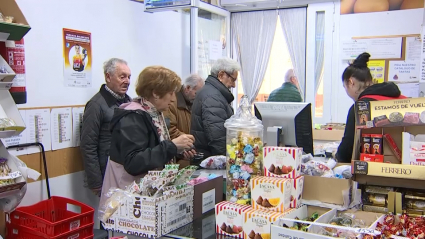 Gente comprando en una tienda de alimentación de Badajoz 