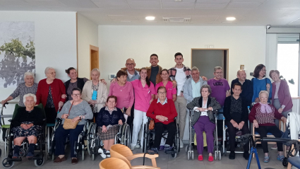 Jamal y Adnan con usuarios, usuarias y trabajadoras de la Residencia San Agustín, en Valdefuentes