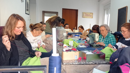 Mujeres de diferentes comparsas elaborando sus trajes de carnaval en casa de Adeli