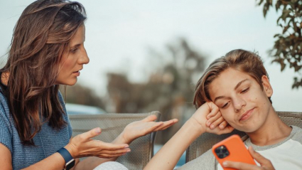 Madre intentando hablar con su hijo adolescente