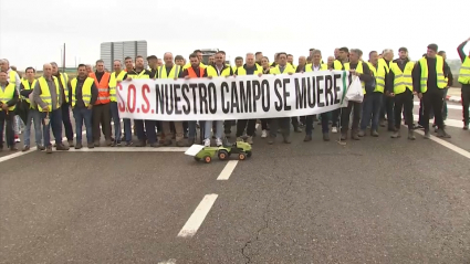 Carretera cortada por agricultores y ganaderos