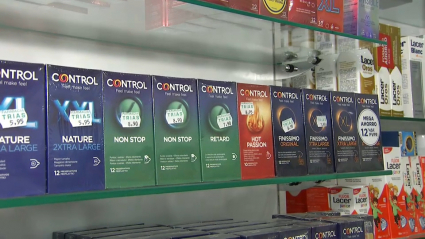 Preservativos expuestos en una farmacia