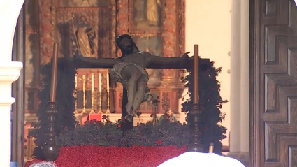 Cristo de Los Estudiantes en Cáceres a las puertas del templo de San Francisco ante una cortina de lluvia.