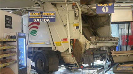 Un camión de basura se empotra contra un supermercado en Villafranca de los Barros