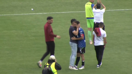 Luismi Álvarez se abraza a los jugadores del Llerenense tras consumarse el descenso