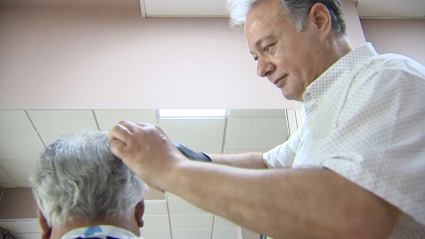 Peluquero mostrando sus destrezas con las tijeras.