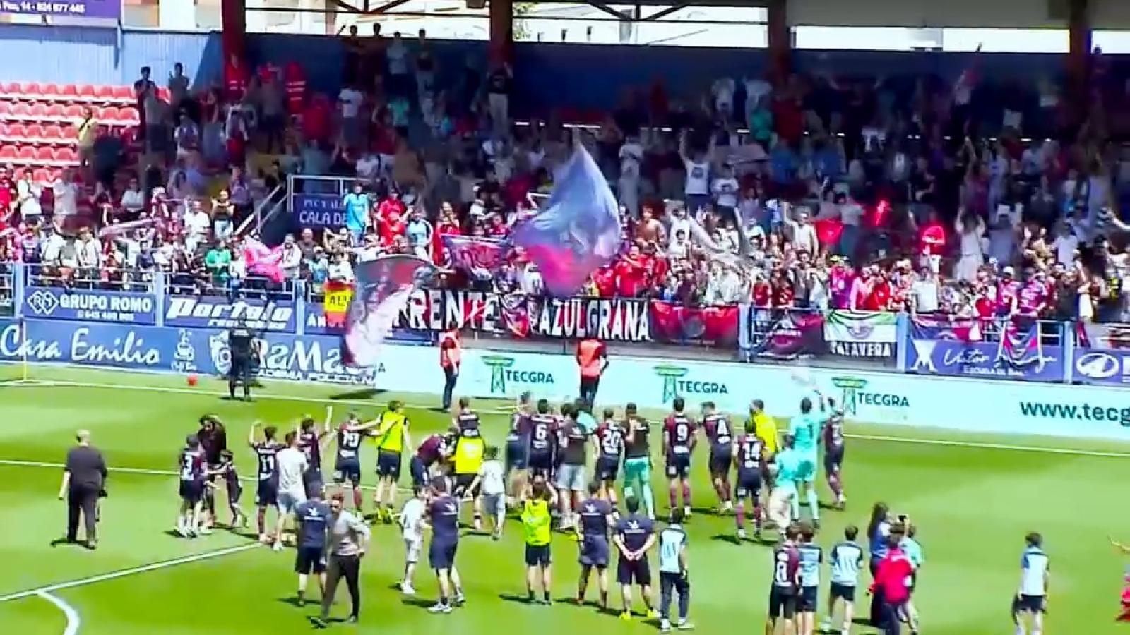 El Extremadura celebra, con su afición, la remontada y la victoria