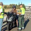 La Guardia Civil efectuando un control a un motorista en Gévora